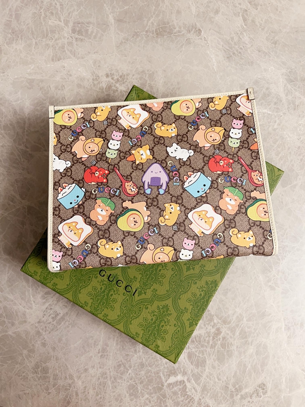 グッチ財布 レプリカ着用イメージ